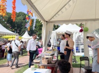 Ein Mann bestellt etwas an einem bunt geschmückten Speisezelt