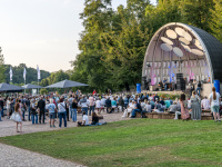 Zuschauer vor dem Musikpavillon im DFG