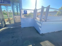 Eine frisch gestrichene Mauer und ein Aufzug