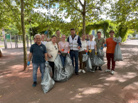 Menschen mit Warnwesten und Müllsäcken