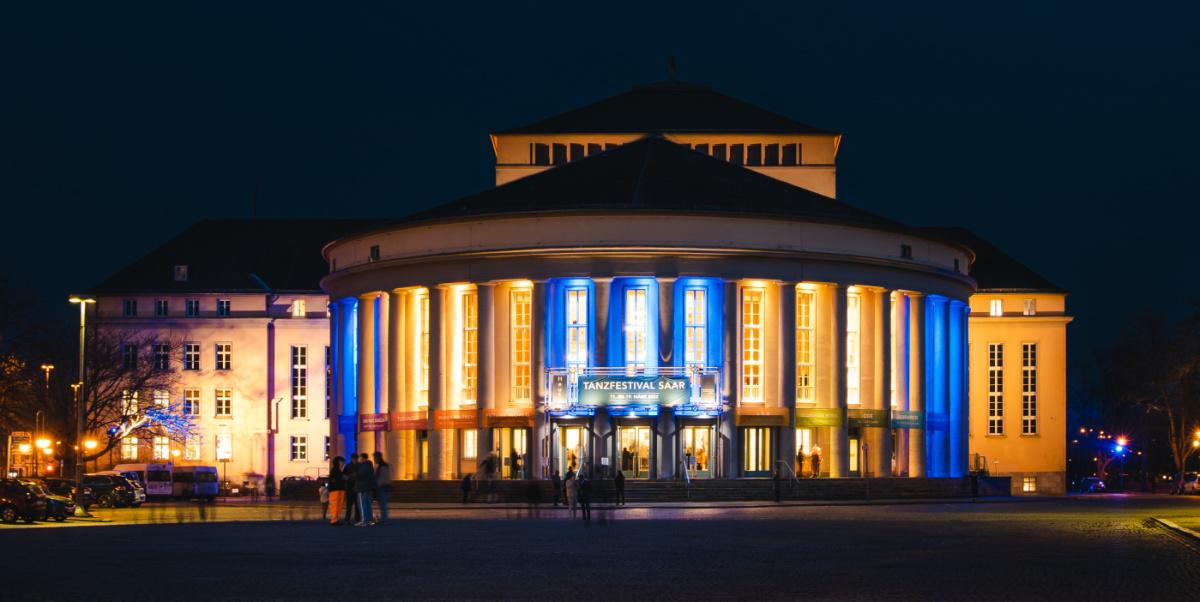 Angestrahltes Staatstheater bei Nacht