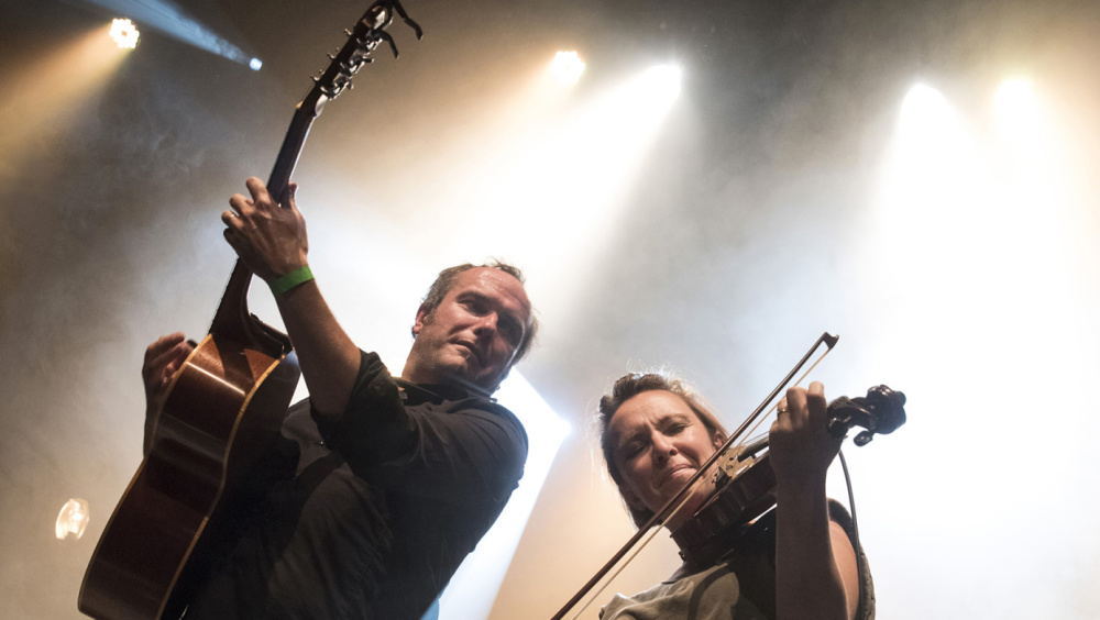 GUILLAUME BLAIN  – CLAIRE LEYZOUR QUINTET  Ein Mann an Gitarre und Frau an Geige