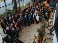 4. TourismusWirtschaftsCamp in Saarbrücken am Mittwoch, 25. Februar Menschengruppe in einer Hotellobby, die von oben fotografiert wird