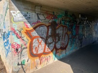 Betonunterführung mit Graffiti an der Wand